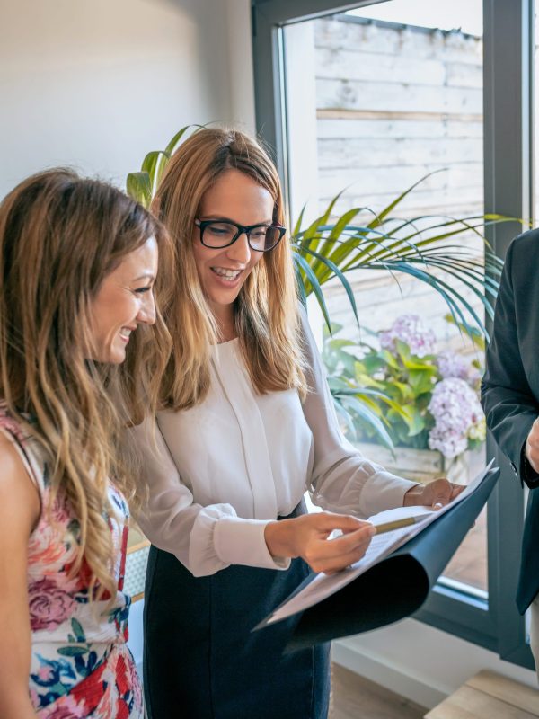 businesswomen-having-an-informal-work-meeting-2021-08-30-00-20-38-utc-min-min